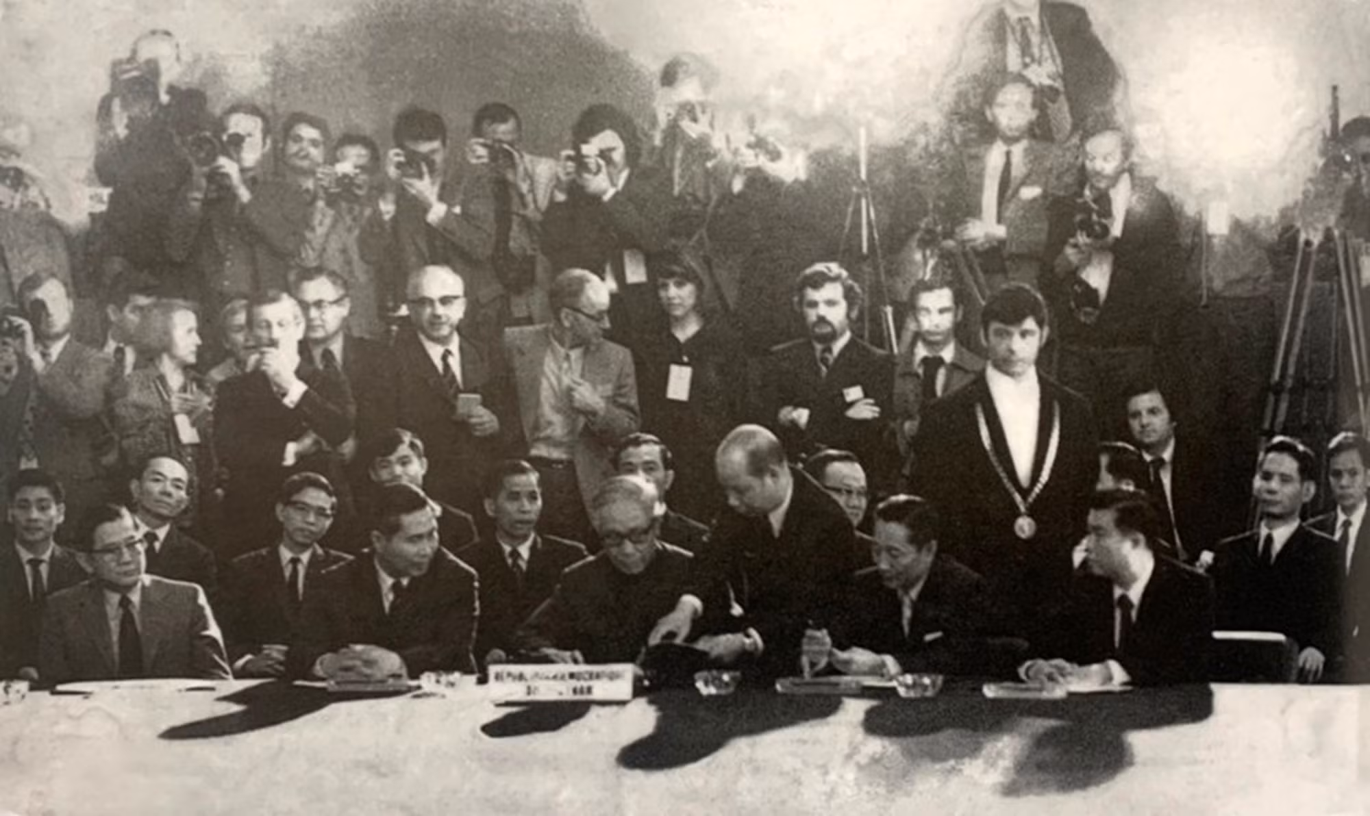 La cérémonie de paraphe des Accords de Paris au Centre de conférences internationales, rue Kléber, France, le 23 janvier 1973.