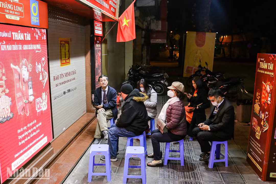 Le 31 janvier à 4 h 30, les gens sont venus prendre un numéro pour attendre leur tour dans la queue. Le 31 janvier à 4 h 30, les gens sont venus prendre un numéro pour attendre leur tour dans la queue.