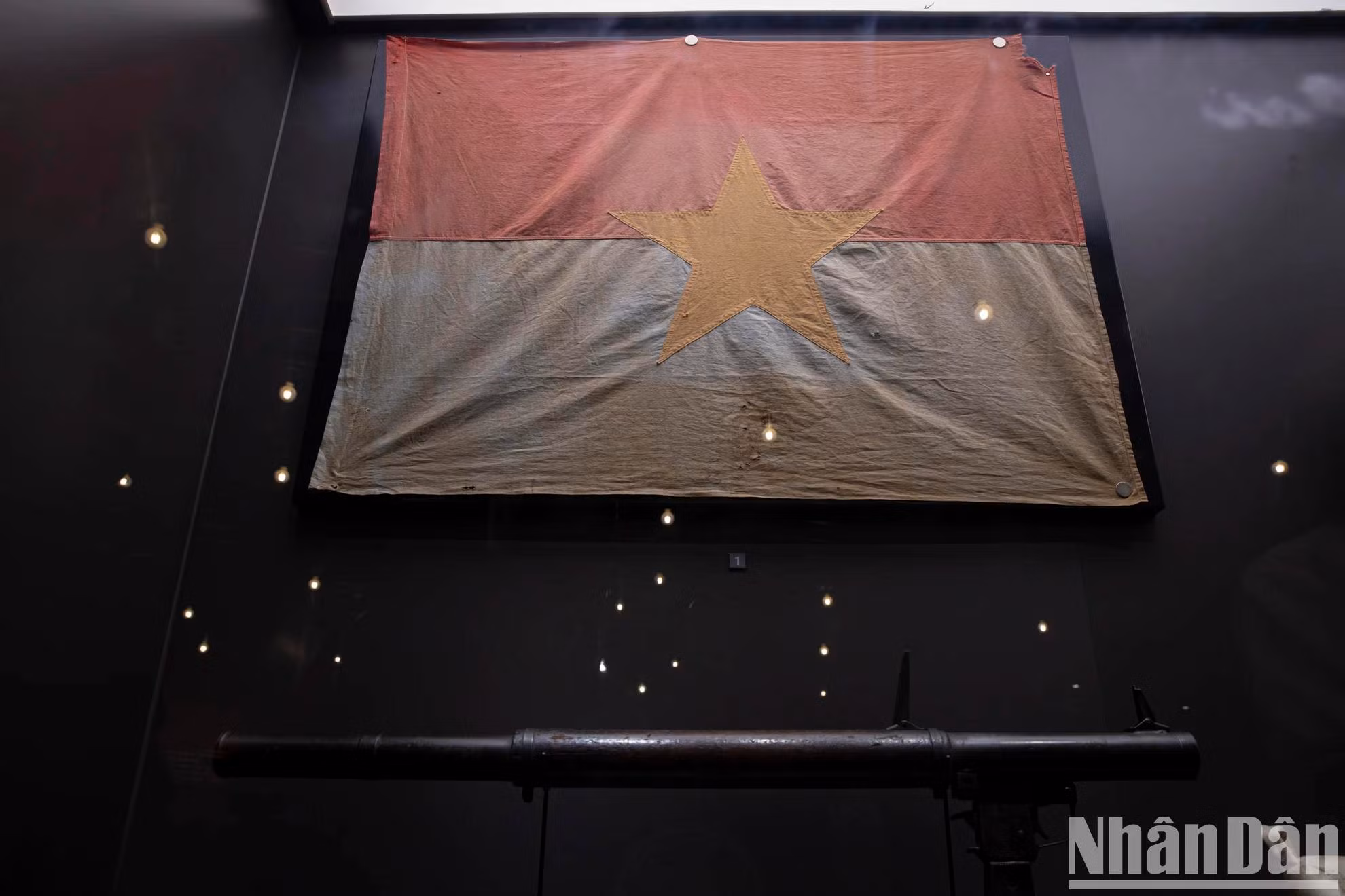 Le drapeau du Front national de libération et de la République du Sud-Vietnam a été accroché par le Régiment 1 de la Division 10 du Corps d’armée 3 à l'état-major fantoche le 30 avril 1975.