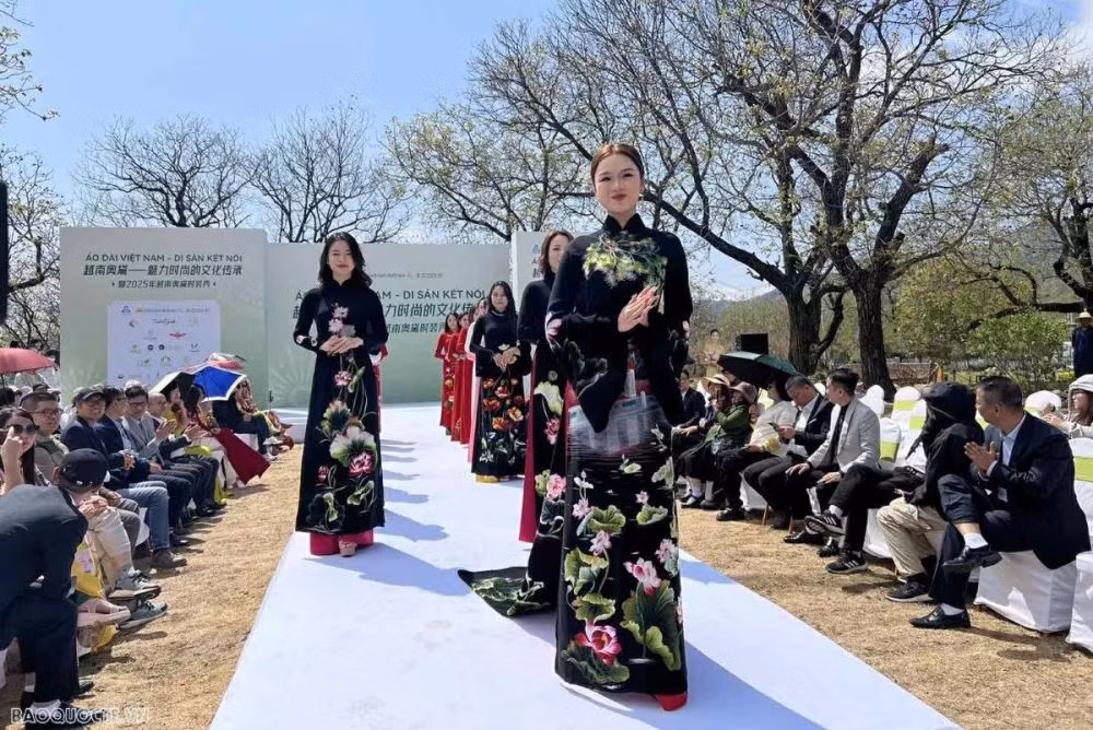 Une collection d’Ao dai du créateur Tuấn Sành. Photo : BQT.