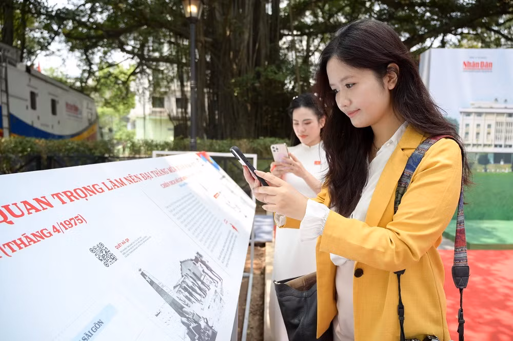 Dans la zone « Les batailles décisives », les visiteurs peuvent scanner un QR code pour accéder à une version en ligne et à une maquette interactive correspondant à chaque bataille. Photo : NDEL. Dans la zone « Les batailles décisives », les visiteurs peuvent scanner un QR code pour accéder à une version en ligne et à une maquette interactive correspondant à chaque bataille. Photo : NDEL.