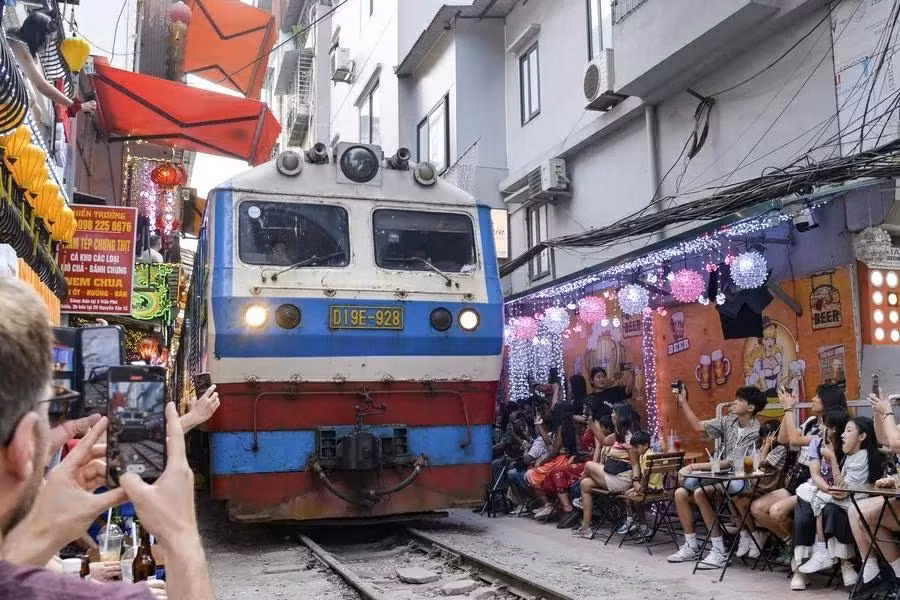 De nombreux touristes affluent dans la célèbre rue du train pour capturer des images du passage des trains. Photo : Xinhua. De nombreux touristes affluent dans la célèbre rue du train pour capturer des images du passage des trains. Photo : Xinhua.