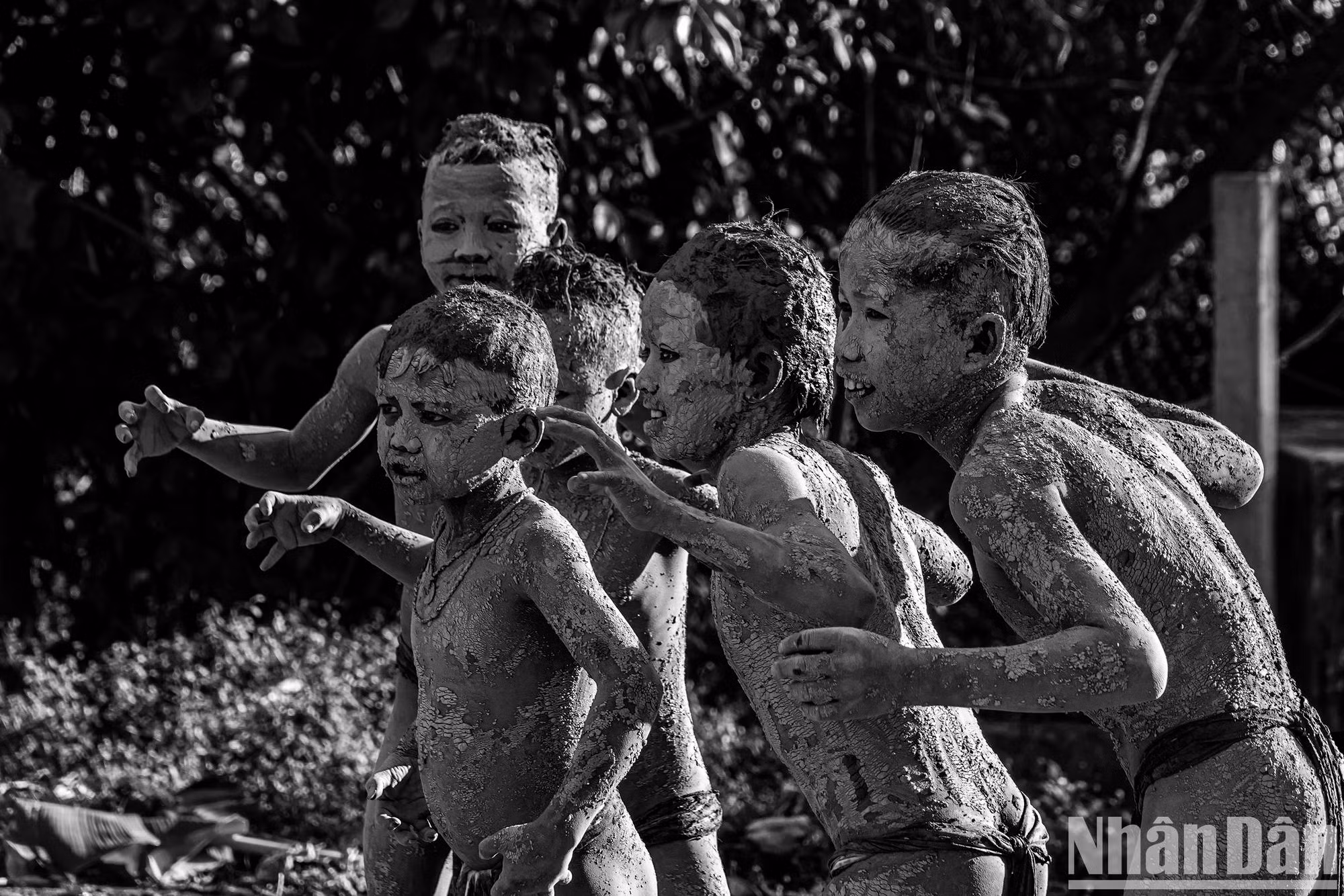 La présence de « fantômes de boue » reflètent des images des défunts.