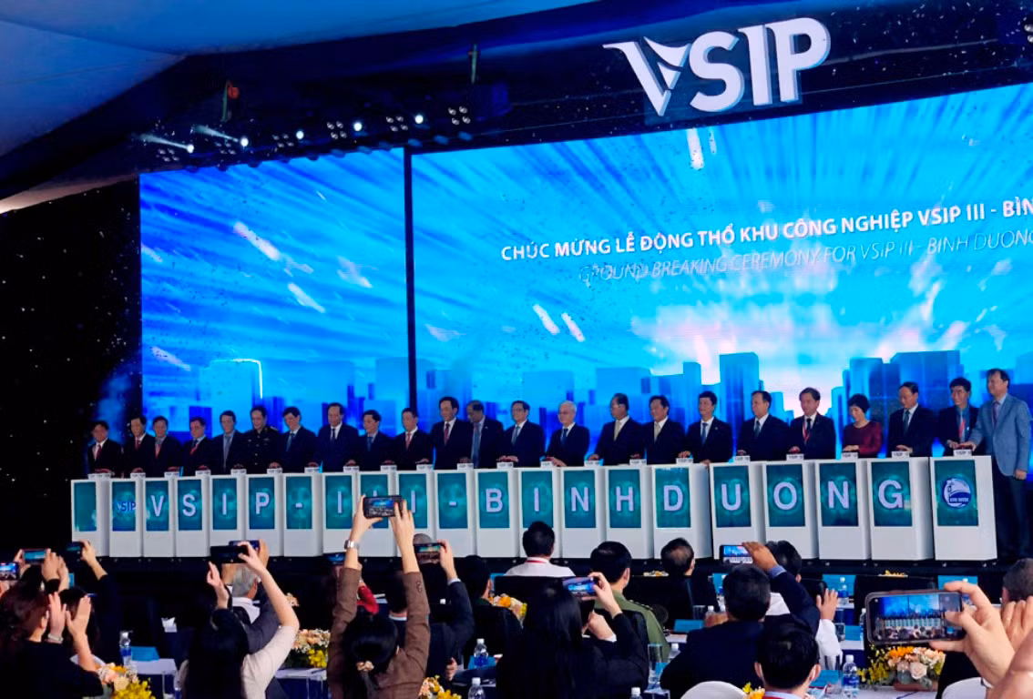 Lors de la cérémonie de mise en chantier du parc industriel Vietnam - Singapour n° 3 (VSIP III) dans la province de Binh Duong. Photo : Saigontimes. Lors de la cérémonie de mise en chantier du parc industriel Vietnam - Singapour n° 3 (VSIP III) dans la province de Binh Duong. Photo : Saigontimes.