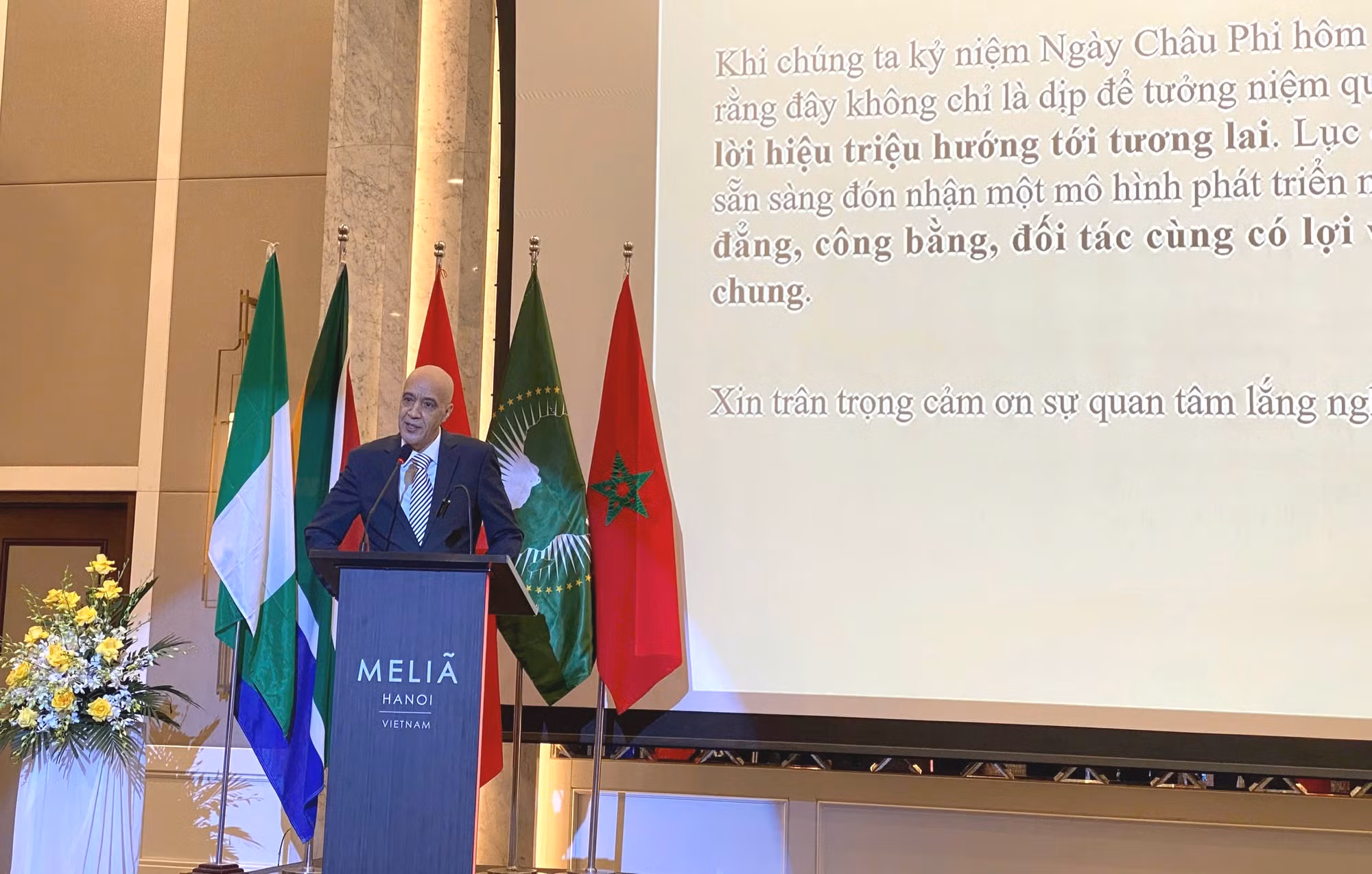 L'ambassadeur du Maroc au Vietnam, Jamale Chouaibi, président du Groupe des ambassadeurs africains au Vietnam, lors de l'évènement. Photo : XD. L'ambassadeur du Maroc au Vietnam, Jamale Chouaibi, président du Groupe des ambassadeurs africains au Vietnam, lors de l'évènement. Photo : XD.
