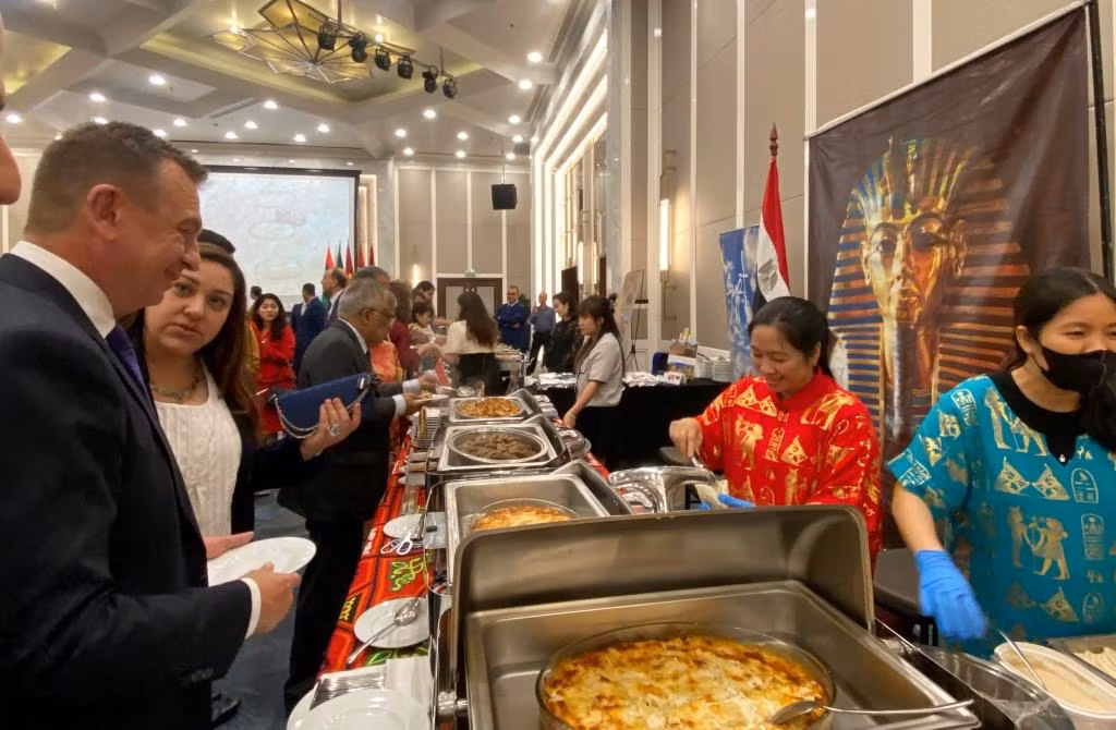 Des visiteurs explorent les saveurs de la cuisine égyptienne. Photo : XD. Des visiteurs explorent les saveurs de la cuisine égyptienne. Photo : XD.