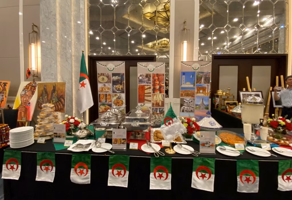 L’espace gastronomique et culturel de l’Algérie lors de l’événement. Photo : XD. L’espace gastronomique et culturel de l’Algérie lors de l’événement. Photo : XD.