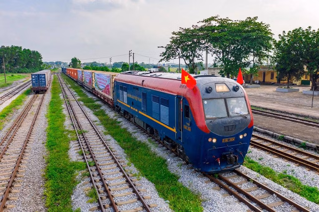 Auparavant, le transport de marchandises vers le Vietnam prenait plus de 40 heures, désormais, il ne faut plus que 14 heures, ce qui facilite grandement les échanges commerciaux. Photo : TNO. 