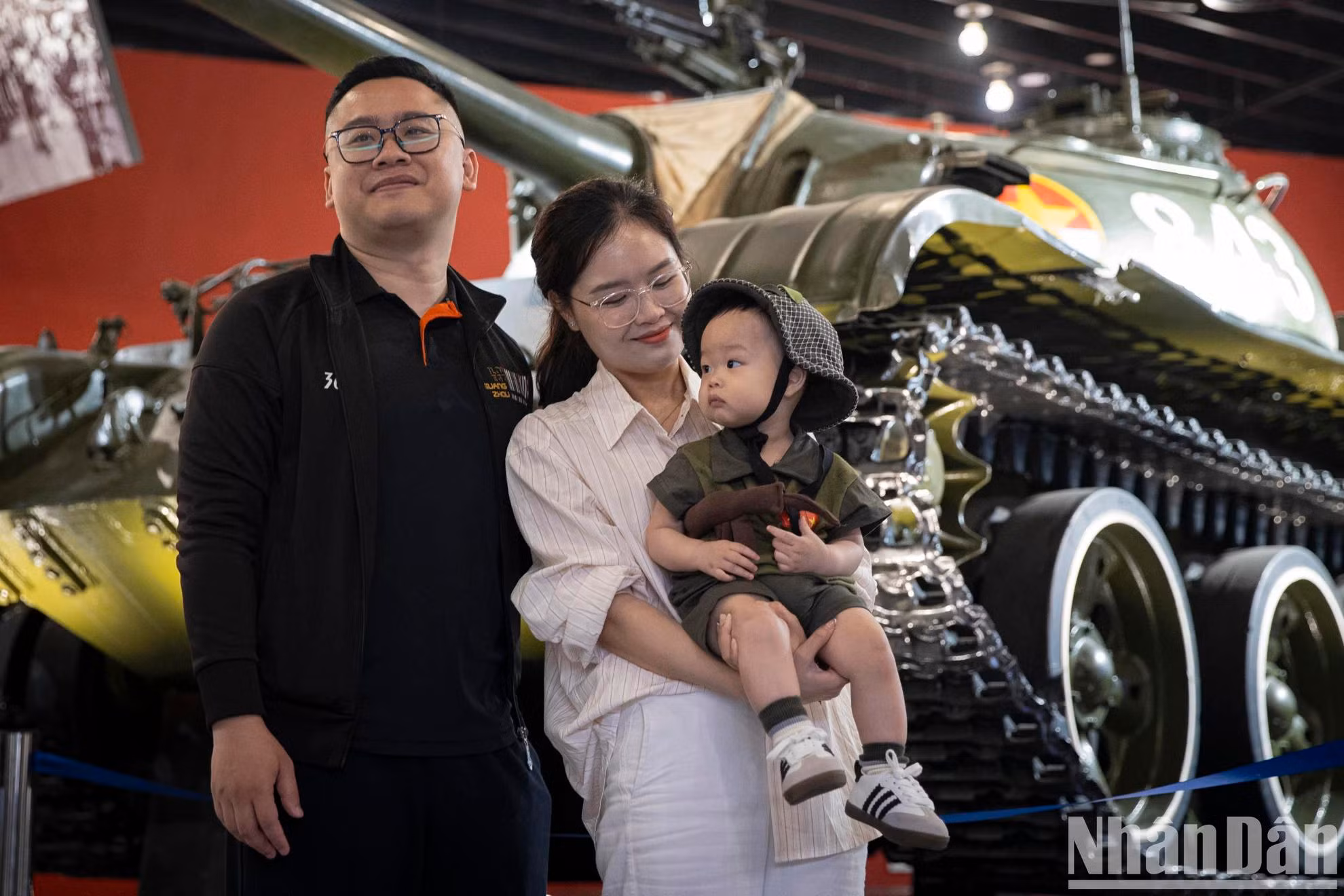 Mme Vu Thi Thanh Thuy (à Thanh Xuan, Hanoi) et sa famille ont été très émus par les objets liés à la campagne de Hô Chi Minh exposés au musée.