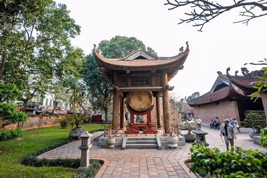 Des touristes visitent le temple de la Littérature - Quoc Tu Giam. Photo : Xinhua. Des touristes visitent le temple de la Littérature - Quoc Tu Giam. Photo : Xinhua.