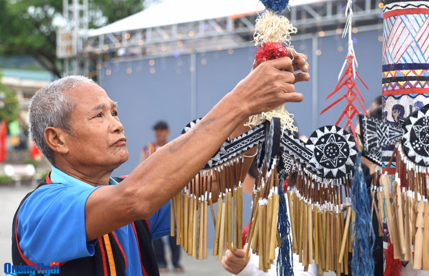 Un artisan du district de Tra Bong, province de Quang Ngai, orne et décore la perche rituelle de l’ethnie Co. Photo : baoquangngai. Un artisan du district de Tra Bong, province de Quang Ngai, orne et décore la perche rituelle de l’ethnie Co. Photo : baoquangngai.