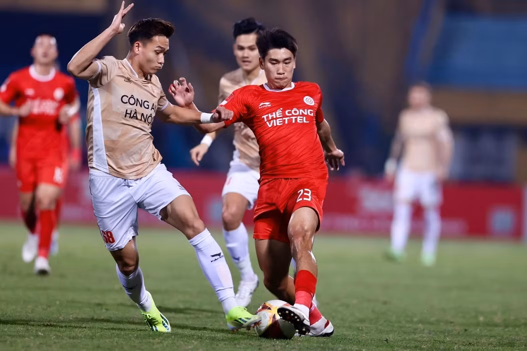 Des joueurs de The Cong et de Police de Hanoi se battent pour un ballon lors d'un match. Photo : Dantri. Des joueurs de The Cong et de Police de Hanoi se battent pour un ballon lors d'un match. Photo : Dantri.