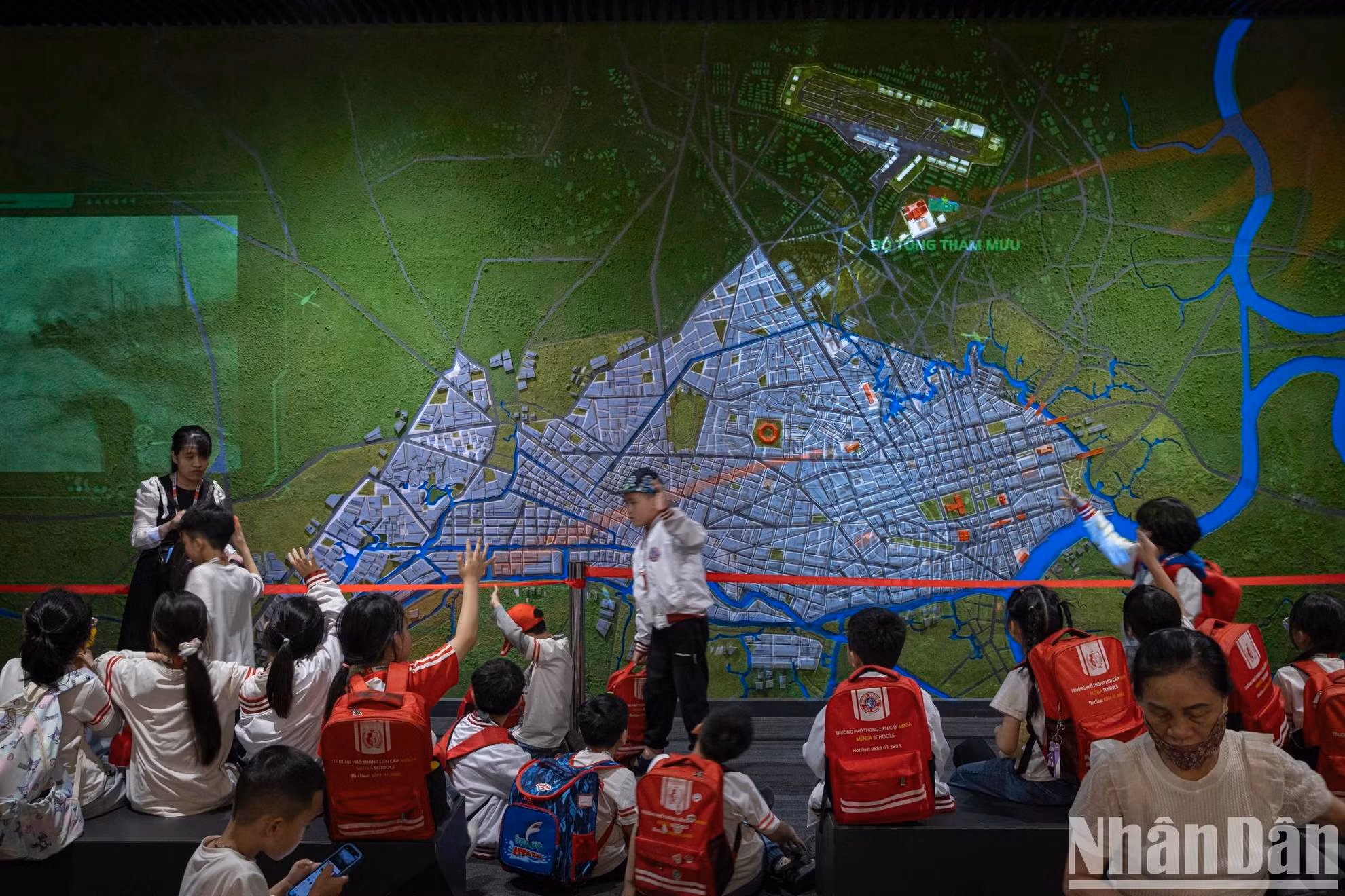 Les élèves découvrent avec enthousiasme la carte de la campagne de Hô Chi Minh.
