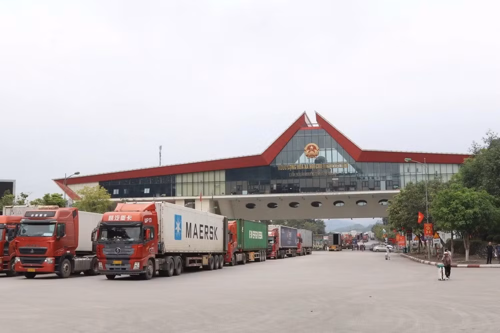 Le poste-frontière international de Huu Nghi fait partie du corridor économique Nanning - Lang Son – Hanoi - Hai Phong, un lien stratégique dans le développement des relations économiques entre le Vietnam et la Chine. Photo : Saigontimes.