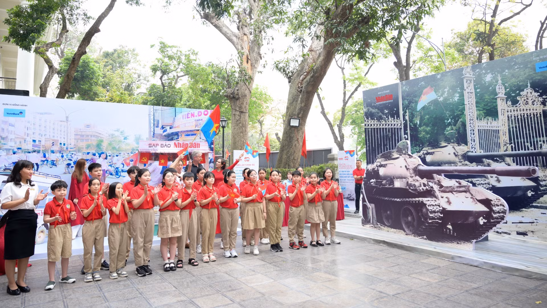 Dès la matinée du 23 avril, des élèves l’école primaire Trang An a eu l’occasion de visiter l’exposition. Photo : NDEL.