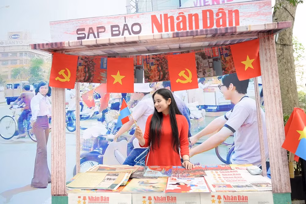 L'exposition est comme un pont reliant le passé au présent, l’histoire vietnamienne aux jeunes. Photo : NDEL. L'exposition est comme un pont reliant le passé au présent, l’histoire vietnamienne aux jeunes. Photo : NDEL.