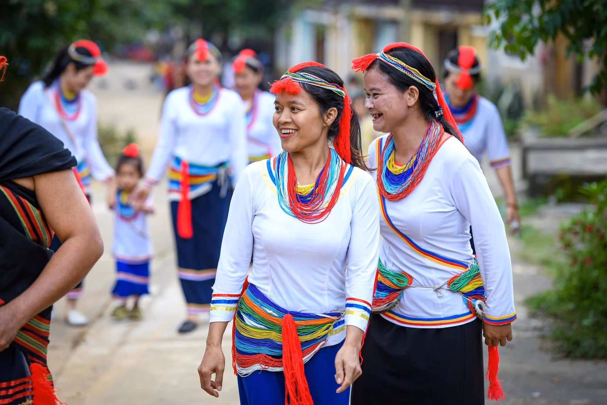 Actuellement, grâce aux politiques du Parti et de l'État vietnamiens, la vie des Co s'est progressivement améliorée et intégrée à la société. Photo : NDEL. Actuellement, grâce aux politiques du Parti et de l'État vietnamiens, la vie des Co s'est progressivement améliorée et intégrée à la société. Photo : NDEL.