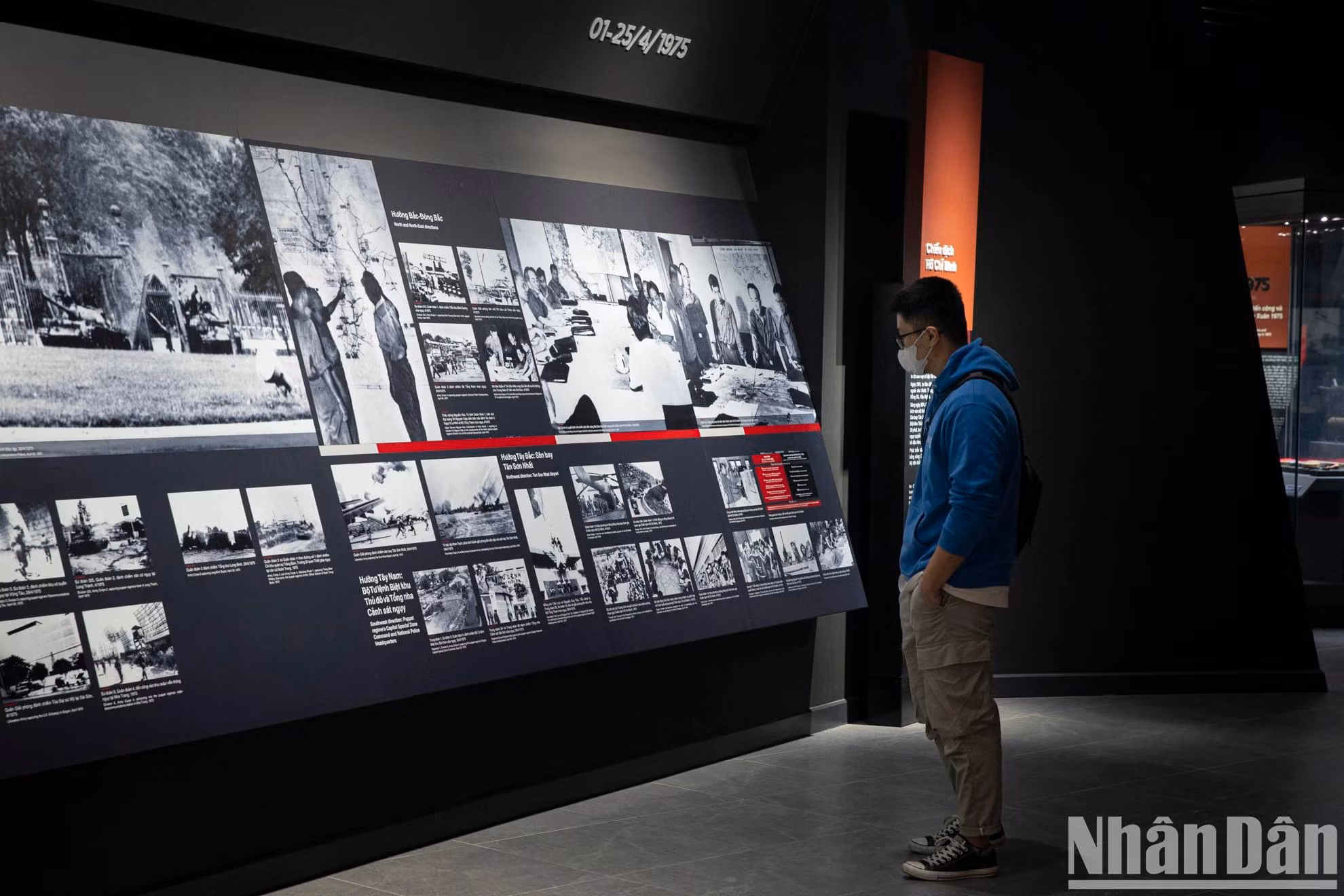 Un visiteur regarde les images de la campagne de Hô Chi Minh.
