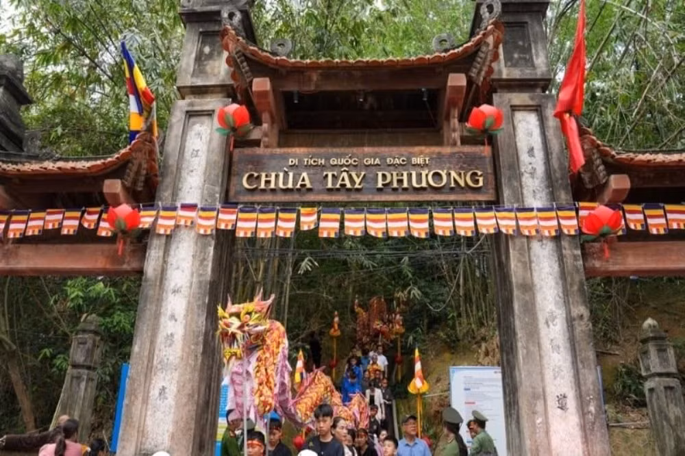 En 2014, le gouvernement a reconnu la pagode Tay Phuong comme monument national spécial pour sa valeur architecturale et artistique. Photo : HNM. En 2014, le gouvernement a reconnu la pagode Tay Phuong comme monument national spécial pour sa valeur architecturale et artistique. Photo : HNM.