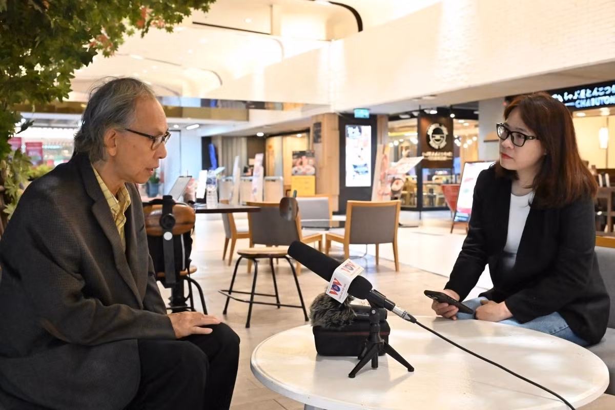 Kavi Chongkittavorn a accordé une interview au correspondant de la VOV en Thaïlande, avant la visite officielle au Vietnam de la Première ministre thaïlandaise Paetongtarn Shinawatra du 15 au 16 mai 2025. Photo : VOV.