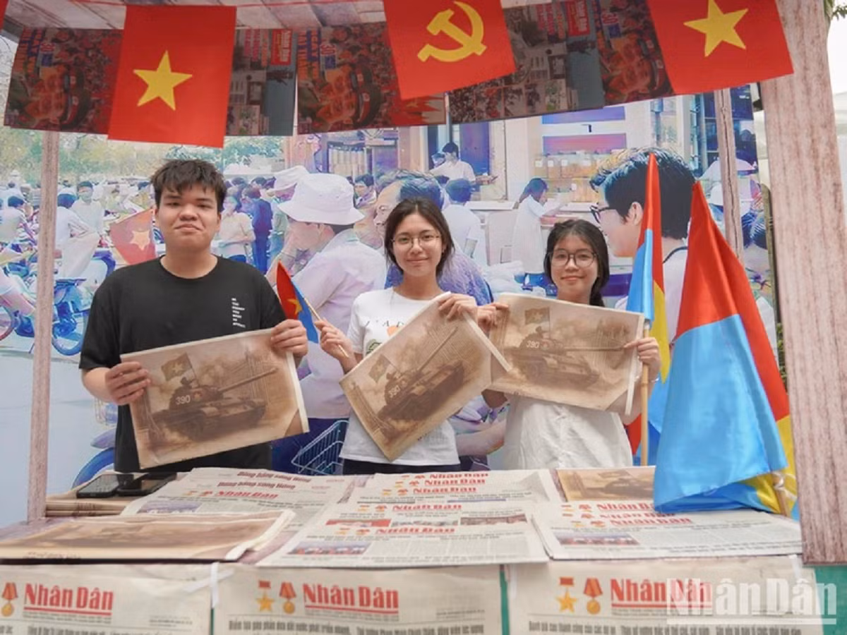 « Nous sommes venus par curiosité, mais nous sommes repartis avec fierté » - la phrase de Hoang Thuy Linh reflète le sentiment commun de nombreux jeunes présents à l'exposition.