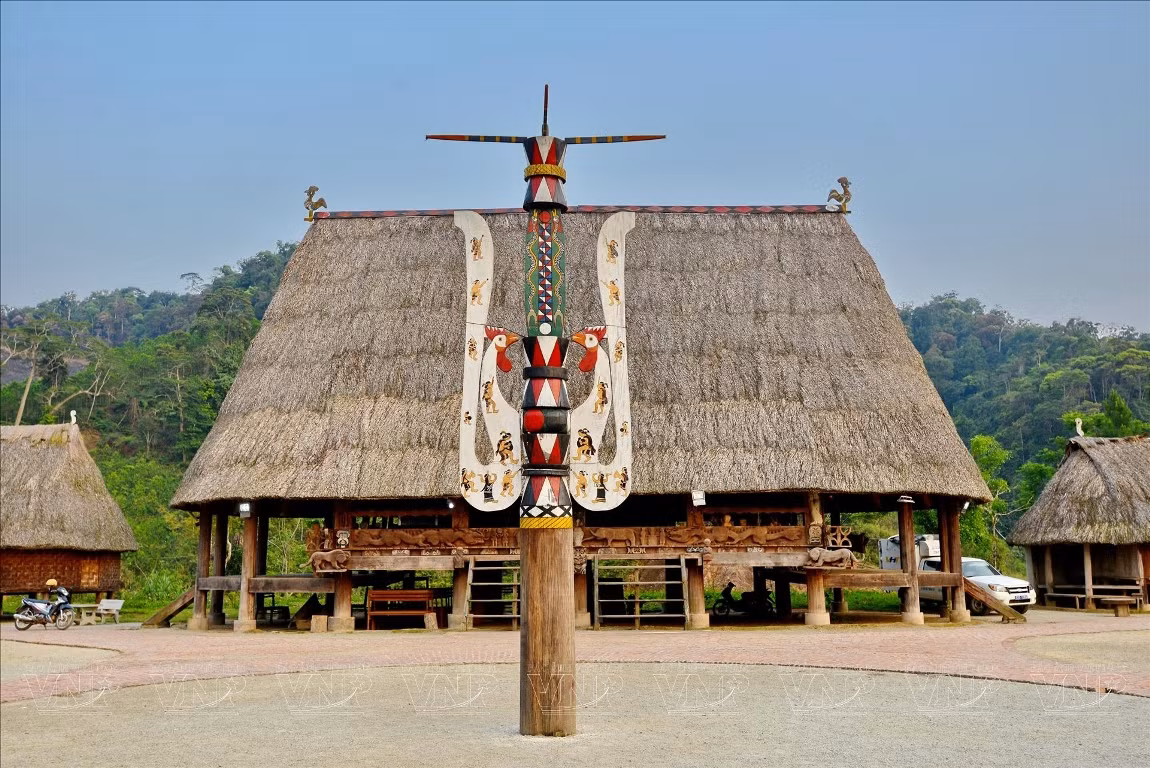 La maison Gươl est l'âme et le lieu spirituel des Co Tu. Photo : VNP. La maison Gươl est l'âme et le lieu spirituel des Co Tu. Photo : VNP.