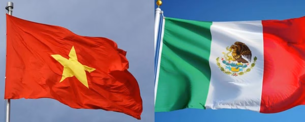Les drapeaux du Vietnam (à gauche) et du Mexique. 