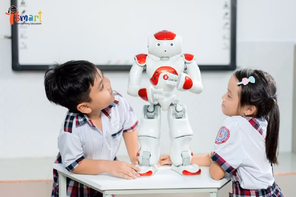 Deux élèves se montrent enthousiastes à l’idée d’apprendre l’anglais avec le robot NAO. Photo : VGP.