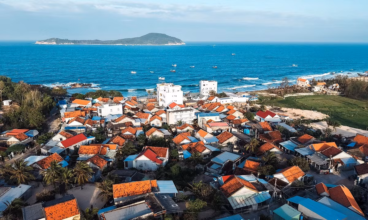 An Hai se distingue par ses petites maisons aux toits de tuiles rouges typiques, sans le bruit des voitures. Photo : Vnexpress.