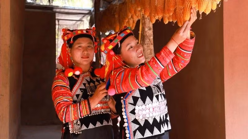Le rouge vif domine les motifs brodés. Photo : Mai Lu/Tran Thanh/NDEL.
