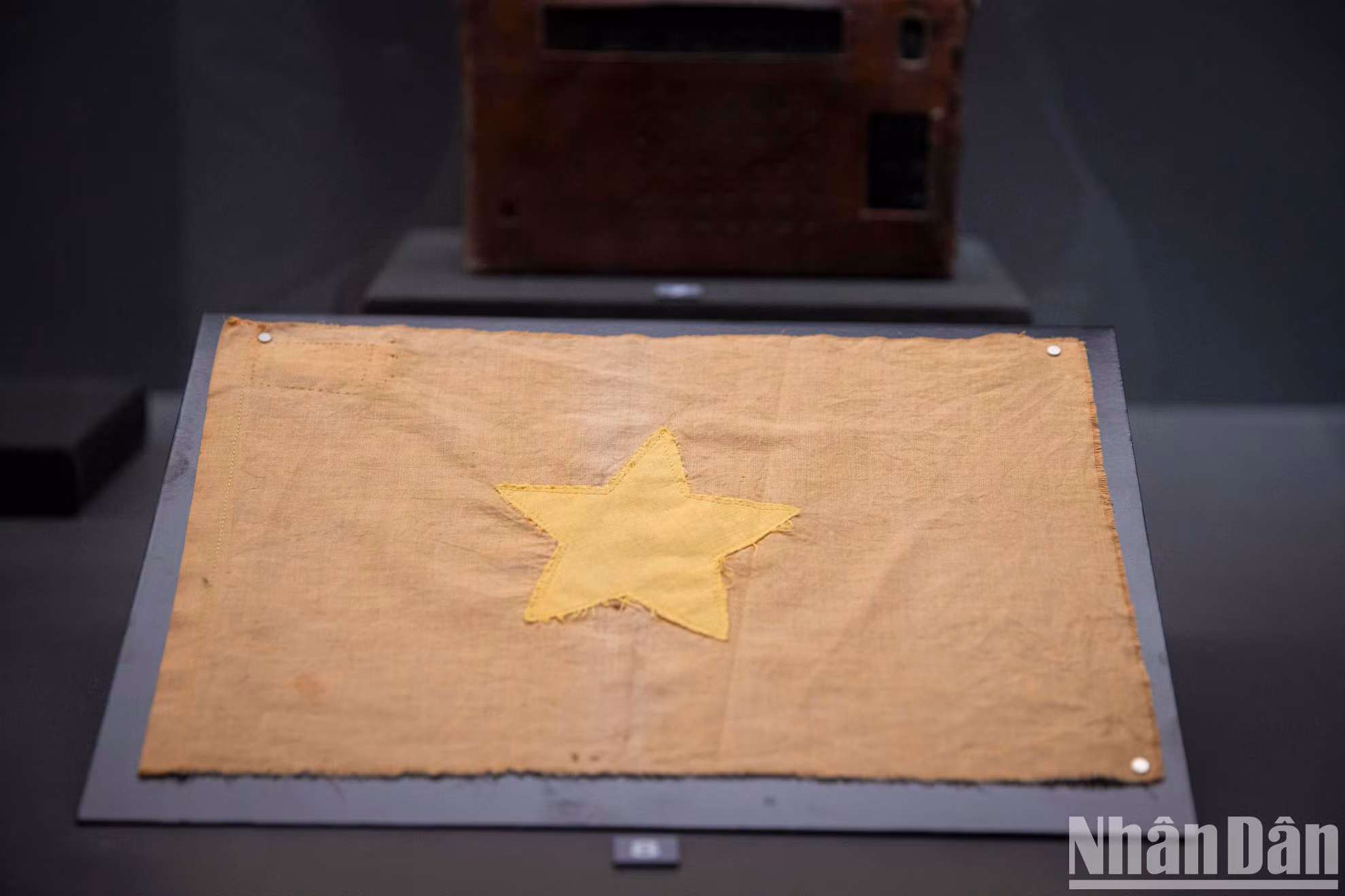 Le drapeau national a été cousu par l'équipe de commando Z32 et distribué aux habitants accueillant les troupes à Saigon le 30 avril 1975.