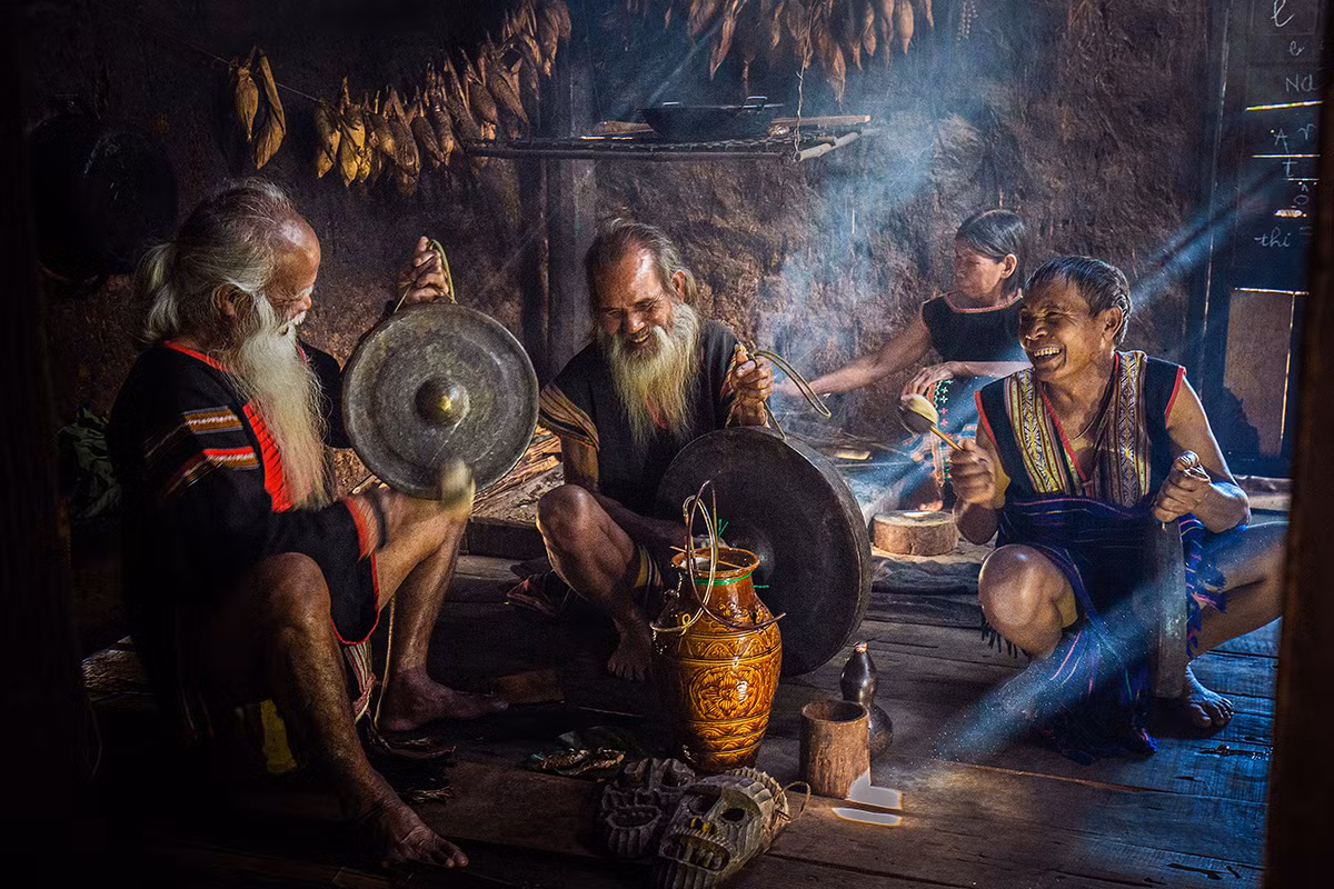 Les artisans sont véritablement une encyclopédie vivante de la culture et de l’histoire des ethnies. Photo : vietnamtourism.gov.vn