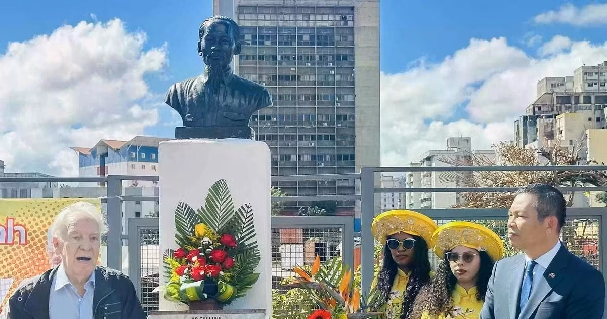 La Maison d'Amitié Venezuela-Vietnam (CAVV) a collaboré avec l'Ambassade du Vietnam au Venezuela pour organiser une cérémonie solennelle de dépôt de gerbes en hommage au Président Hô Chi Minh, sur l'avenue Bolívar dans la capitale Caracas.