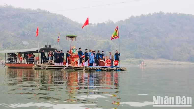 La procession de la Mère déesse à travers le fleuve Rouge.