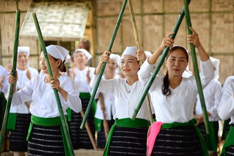 Le costume traditionnel des femmes Thô se compose d’un chemisier blanc et d’une jupe à rayures noir et blanc. Les femmes Thô utilisent des ceintures vertes comme les femmes de l’ethnie Thaï. (Photo : THANH DAT)