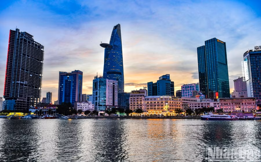 50 ans après la libération, Hô Chi Minh-Ville est devenu l’un des centres économiques et financiers les plus dynamiques d’Asie du Sud-Est. Photo : VNA.