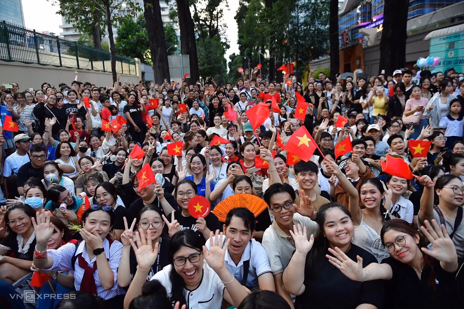 De nombreux jeunes se rassemblent tôt au carrefour Mac Dinh Chi - Lê Duân (Hô Chi Minh-Ville) pour assister aux répétitions générales. Photo : Vnexpress.