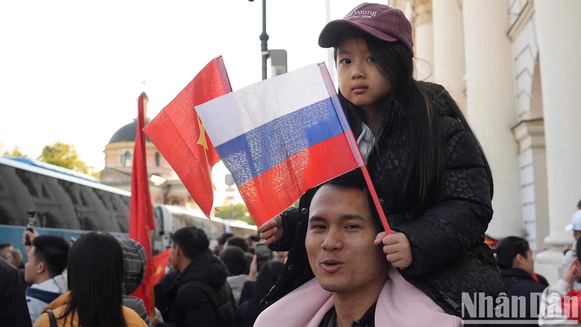 Outre les adultes, de nombreux enfants, accompagnés de leurs parents, sont également venus encourager les soldats vietnamiens. Photo : NDEL.