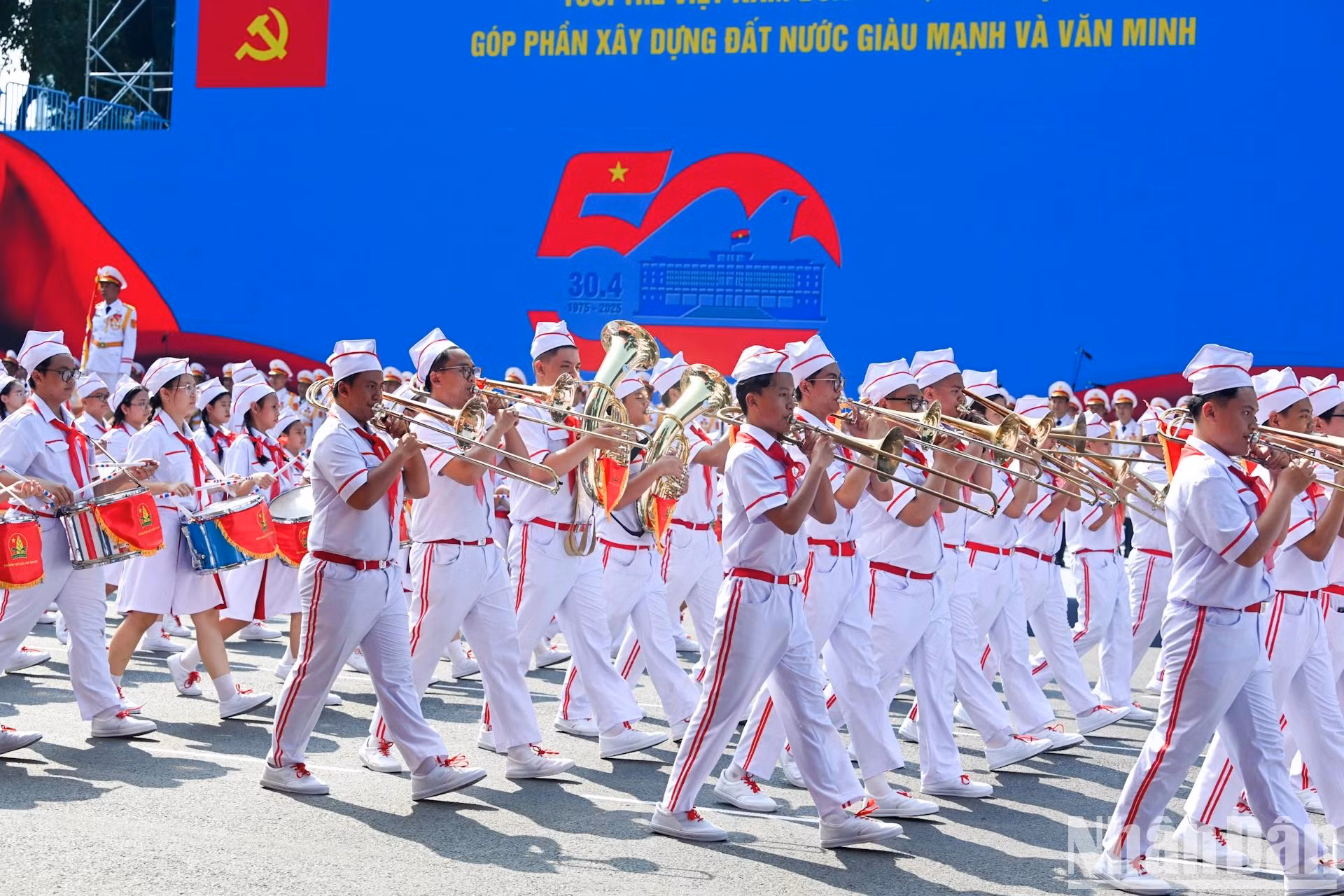 Dans cette ère de renouveau et d’essor national, la jeunesse vietnamienne nourrit de grandes aspirations, fait preuve de dynamisme, de solidarité, et incarne une volonté d’innovation pour construire un Vietnam prospère et heureux.