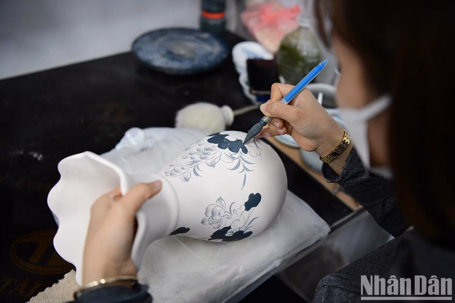 Les traits délicats des motifs céramiques réalisés par les artisans du village de Kim Lan. Photo : Thê Duong. Les traits délicats des motifs céramiques réalisés par les artisans du village de Kim Lan. Photo : Thê Duong.