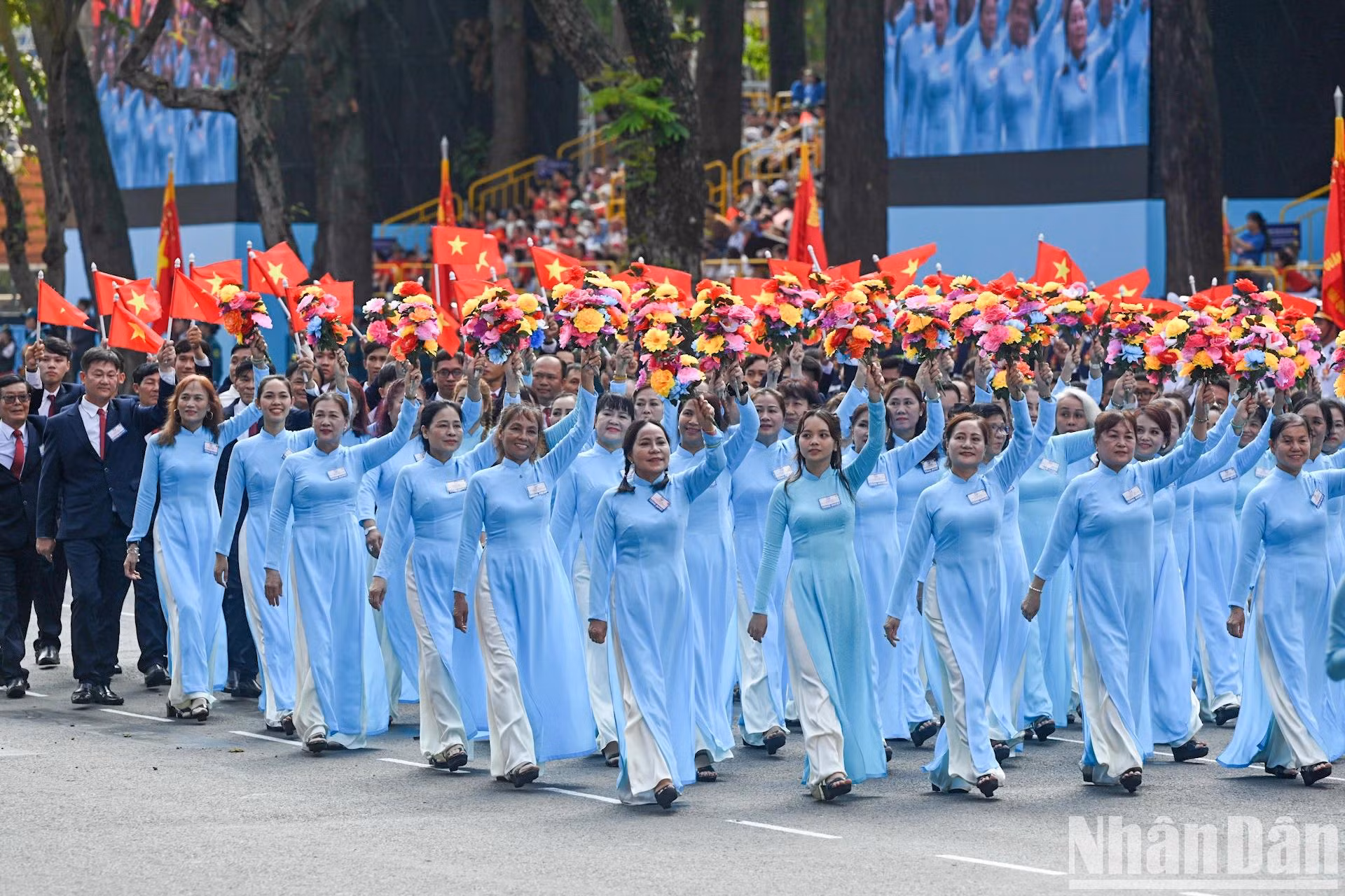Aujourd’hui, des millions de Vietnamiens vivent, étudient et travaillent dans 130 pays et territoires. Ces dernières années, la diaspora vietnamienne a activement contribué au développement national, demeurant une composante inséparable de la communauté nationale.