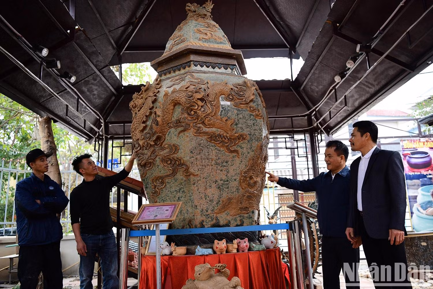 Les œuvres céramiques de Kim Lan ont établi plusieurs records nationaux, témoignant du savoir-faire exceptionnel des artisans. Photo : Thê Duong. Les œuvres céramiques de Kim Lan ont établi plusieurs records nationaux, témoignant du savoir-faire exceptionnel des artisans. Photo : Thê Duong.