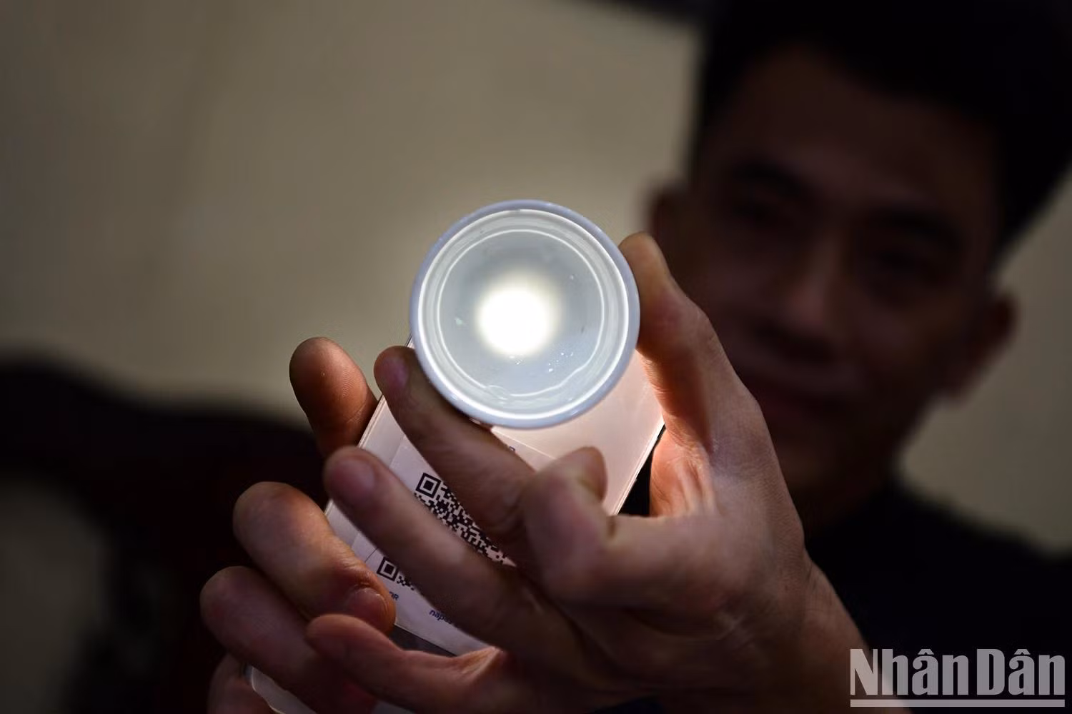 L’originalité de la céramique de Kim Lan réside dans sa capacité à laisser passer la lumière. Photo : Thê Duong. L’originalité de la céramique de Kim Lan réside dans sa capacité à laisser passer la lumière. Photo : Thê Duong.