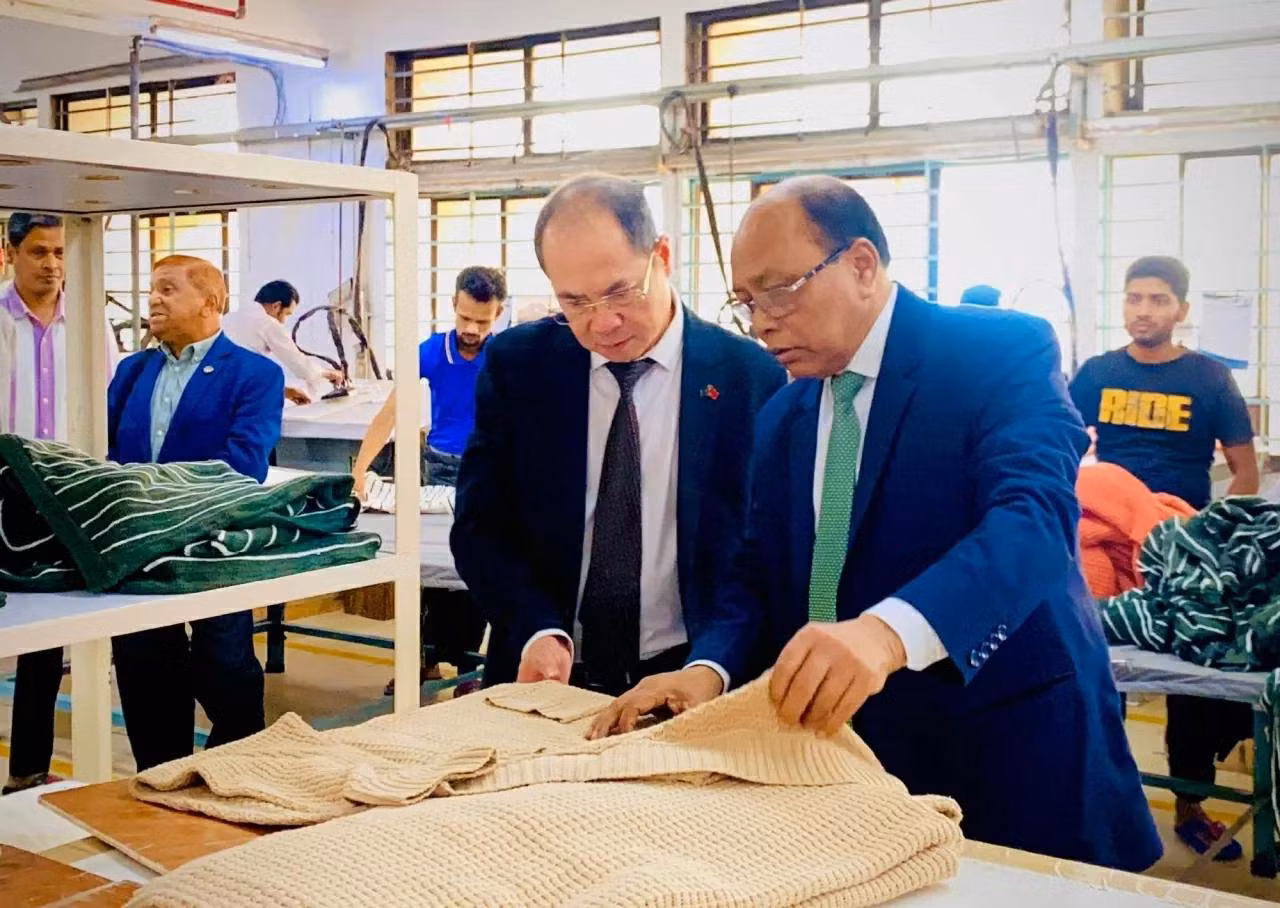 L’ambassadeur Nguyen Manh Cuong se renseigne sur le modèle de production textile au sein de l’usine d'Azim Group. Photo : Ambassade du Vietnam au Bangladesh.