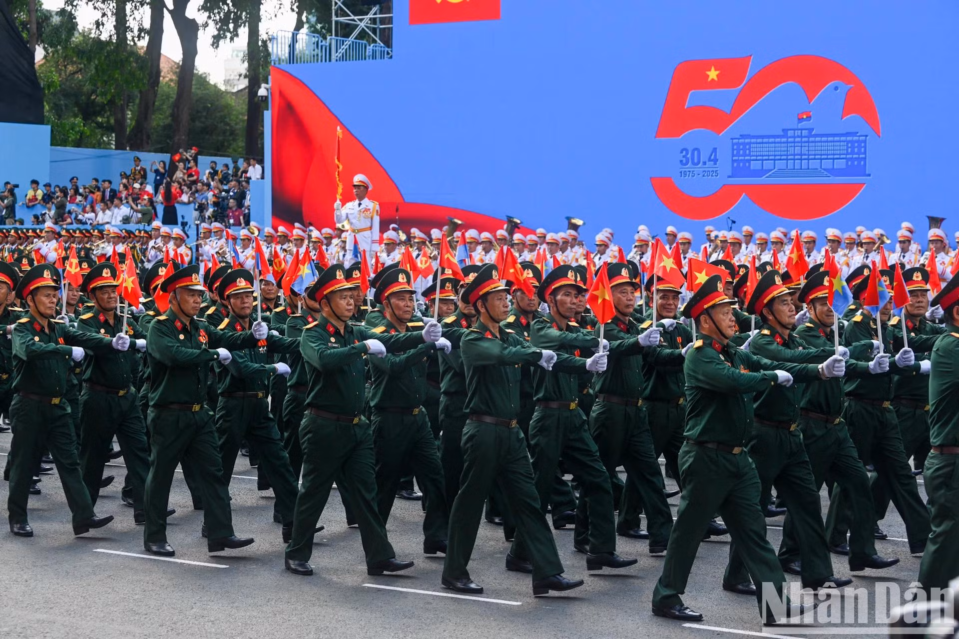 Défilé du bloc des anciens combattants du Vietnam. Témoins vivants de l’histoire, ces hommes ont consacré leur jeunesse à la lutte, faisant preuve de bravoure et de résilience. Animés par l’esprit « traverser la cordillère de Truong Son pour sauver la patrie », ils ont contribué à la grande victoire du printemps 1975.
