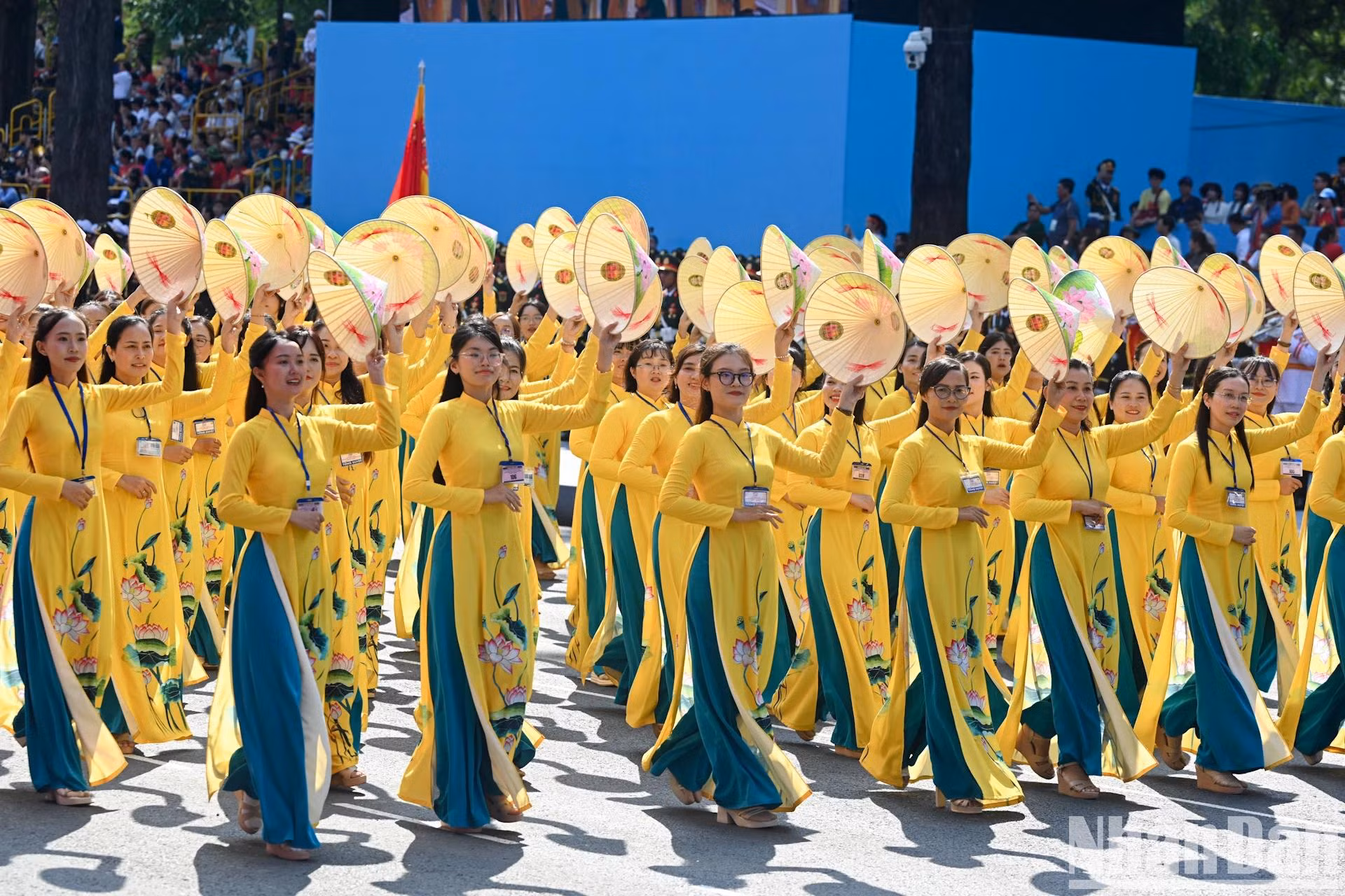 Les femmes vietnamiennes continuent de faire rayonner leurs qualités : « héroïques, indomptables, loyales, compétentes ». Lors des guerres, des millions d’entre elles ont courageusement combattu, soutenu le front et renforcé l’arrière.