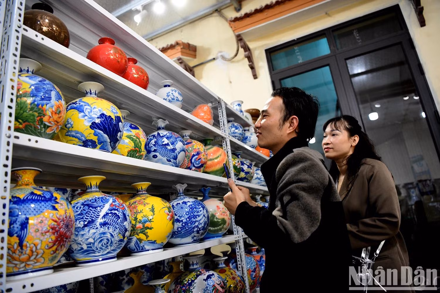 En 2023 et 2024, Gia Lâm a accueilli environ 650.000 visiteurs par an, venus explorer et acheter ces merveilles artisanales. Photo : Thê Duong. En 2023 et 2024, Gia Lâm a accueilli environ 650.000 visiteurs par an, venus explorer et acheter ces merveilles artisanales. Photo : Thê Duong.