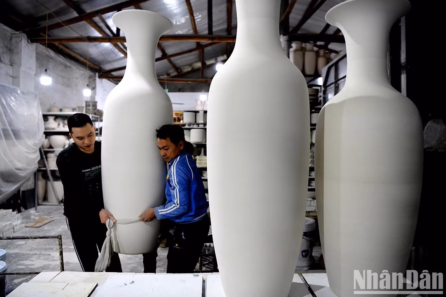 Outre les méthodes artisanales, les habitants de Kim Lan intègrent des technologies modernes, telles que l'impression par rouleaux et le pressage sous pression, optimisant la production sans altérer l'âme de la céramique ancienne. Photo : Thê Duong. Outre les méthodes artisanales, les habitants de Kim Lan intègrent des technologies modernes, telles que l'impression par rouleaux et le pressage sous pression, optimisant la production sans altérer l'âme de la céramique ancienne. Photo : Thê Duong.