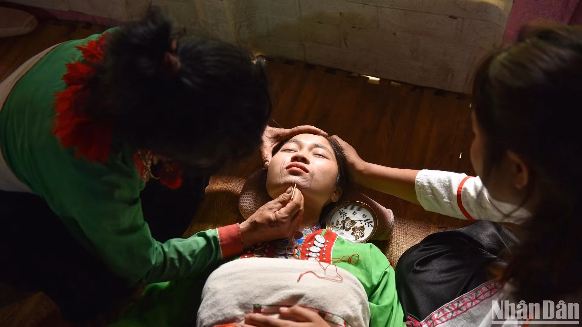 Pour les Mang, se faire tatouer le menton marque l’entrée dans l’âge adulte. Photo: Vu Linh