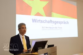 L’ambassadeur du Vietnam en Allemagne, Nguyen Dac Thanh, s'exprime au dialogue économique organisé à l’IHK Leipzig. Photo : VNA.
